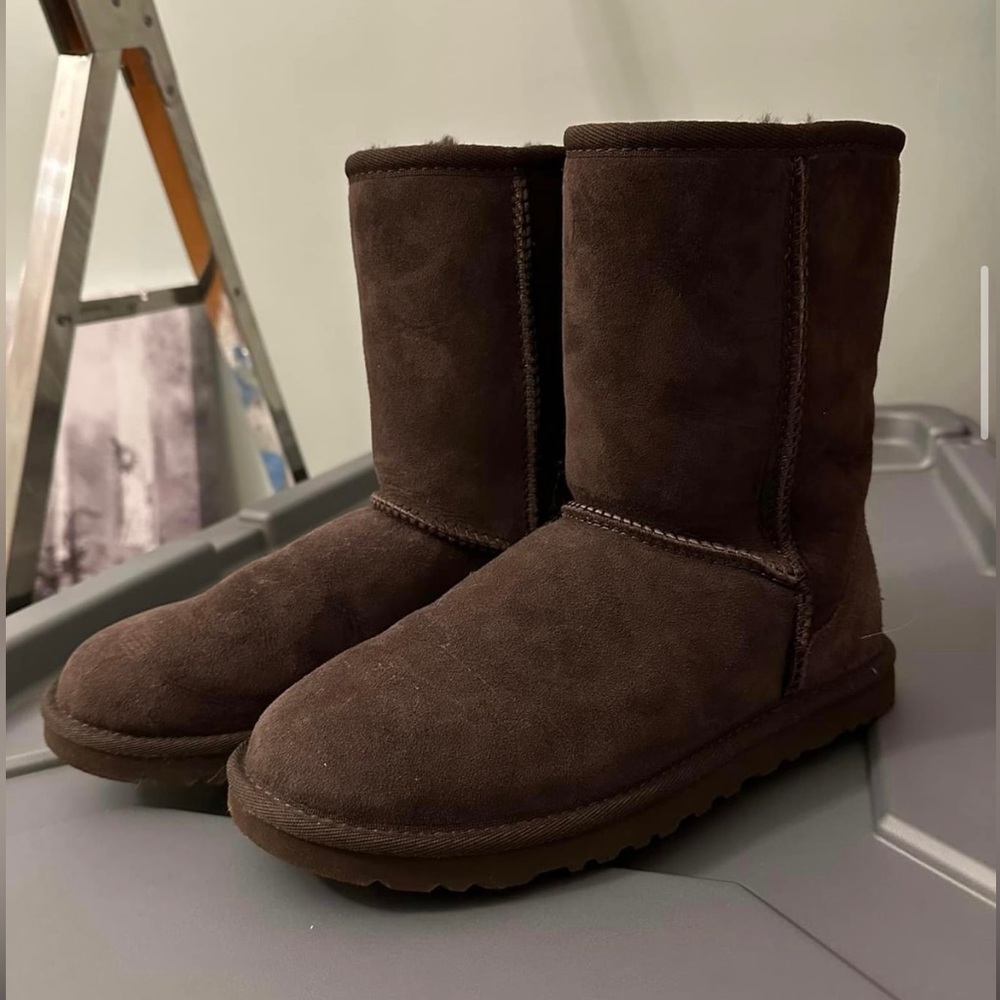 Brown UGG size 6 never worn!